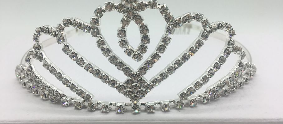 Tiara Flavia reprezinta accesoriul esential din tinuta miresei. Aceasta coronita delicata si feminina pune in valoare atat rochia, cat si coafura protagonistei principale din peisajul nuntii.