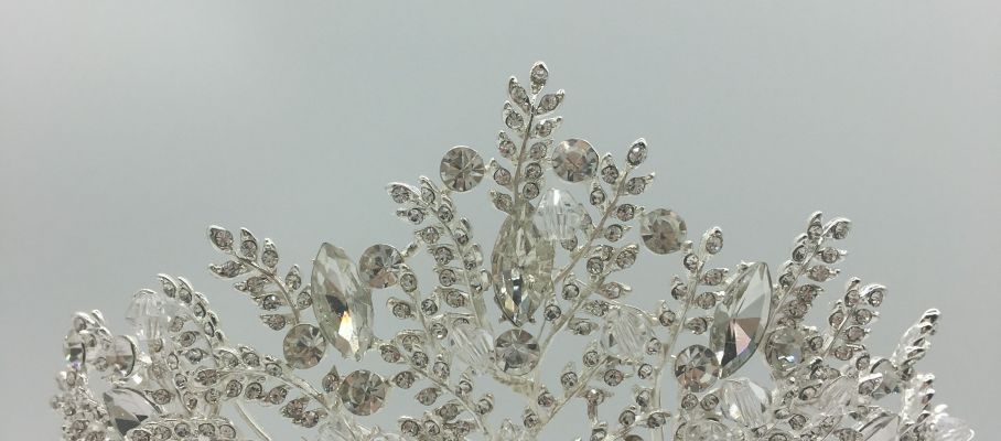 Tiara de mireasa Felicia. Aceasta bijuterie glam, inspirata din natura este impodobita cu crengute realizate din sticla, pietre strass si cristale, pentru ca tu sa stralucesti in cea mai importanta zi din viata ta asemeni capetelor incoronate.